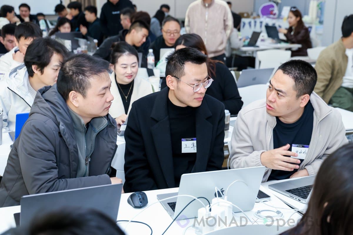 MonadBlitz Shanghai - equipos trabajando en el hackathon