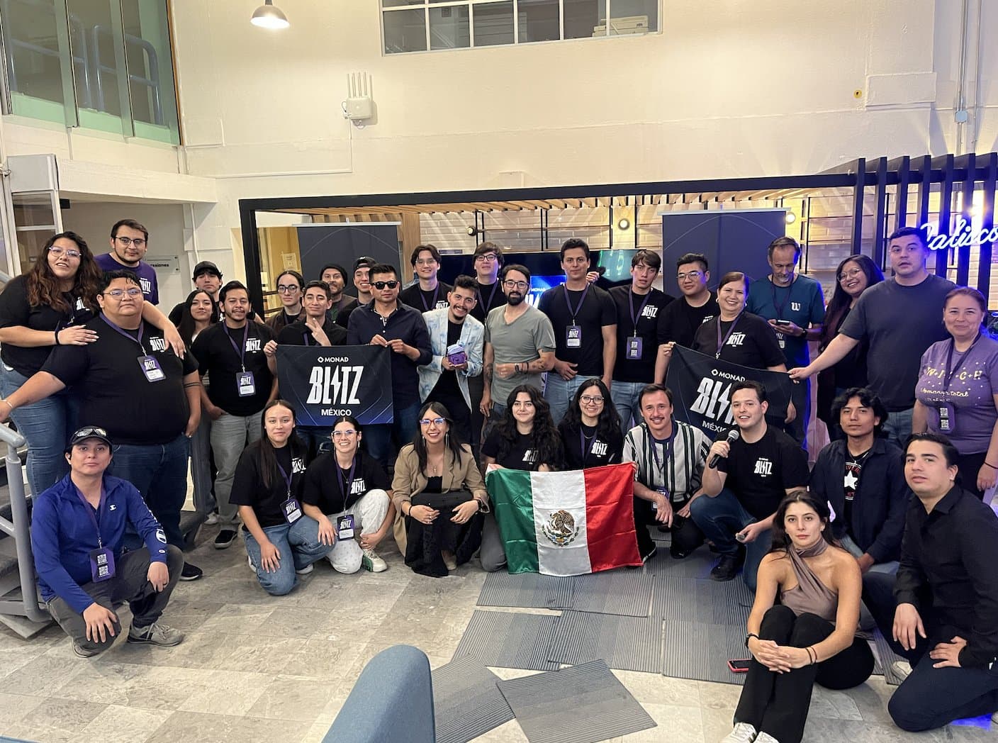 MonadBlitz Guadalajara - builders y comunidad con bandera de Mexico
